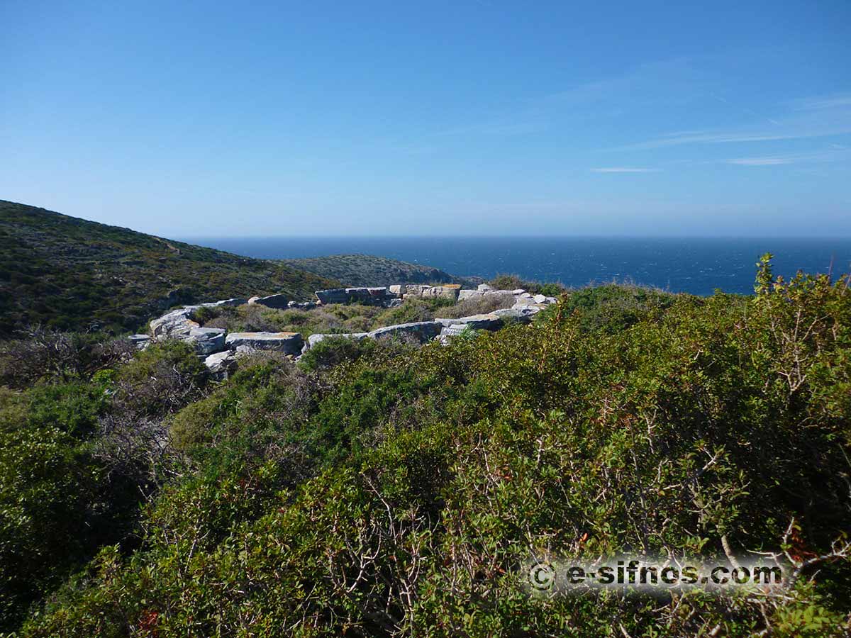 La tour Roumeli Zamaria, au début de la voie de Cheronissos