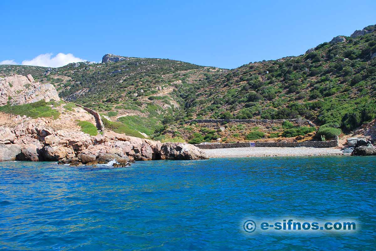 La plage Hohlaki à Sifnos