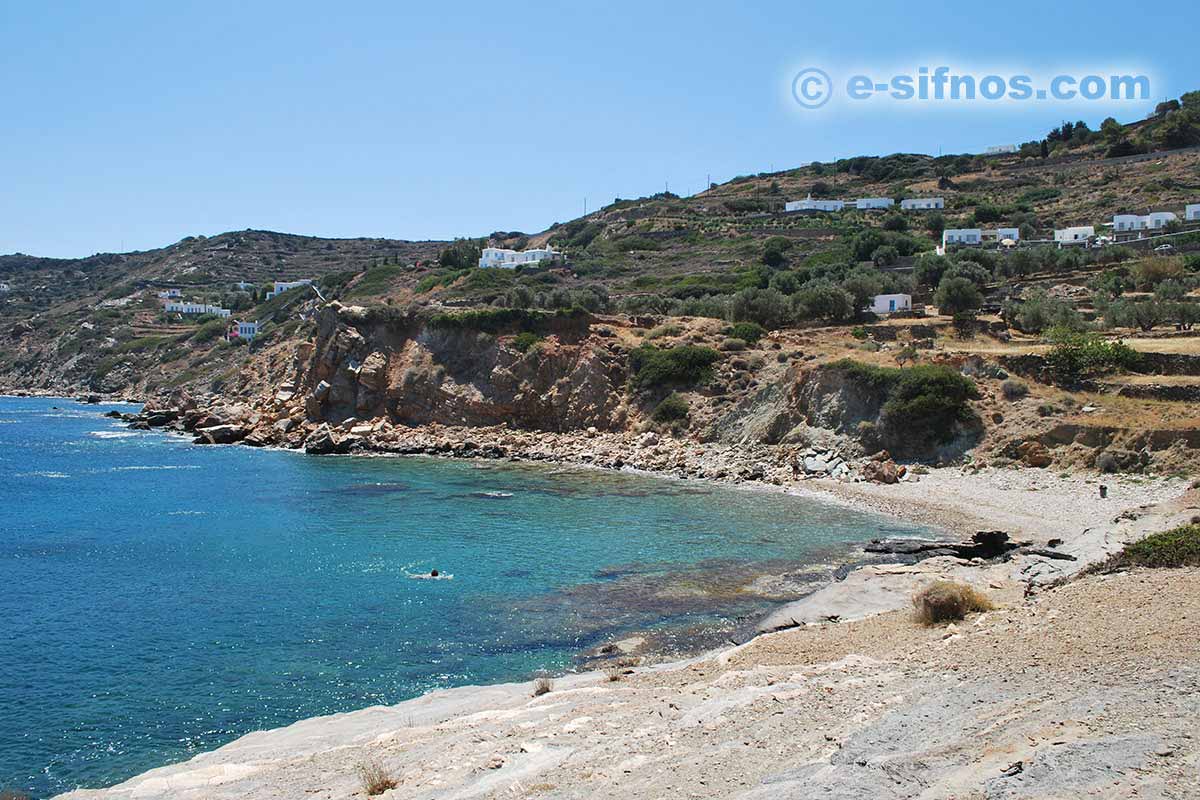 Saoures plage, à côté de Chrissopigi à Sifnos