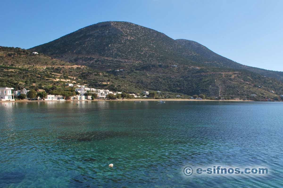 La plage centrale de Vathi, à Sifnos, comme on le voit de la mer