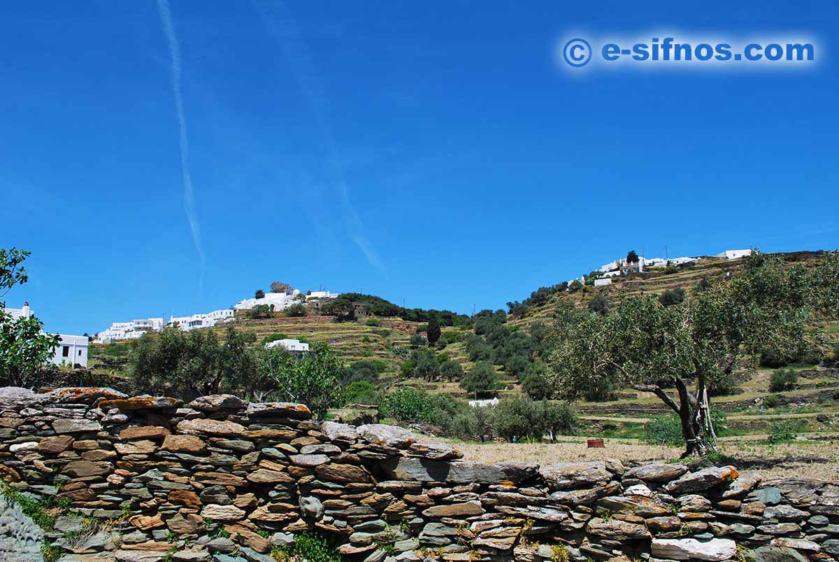 Le village d'Agios Loukas de la route qui mène à Kastro