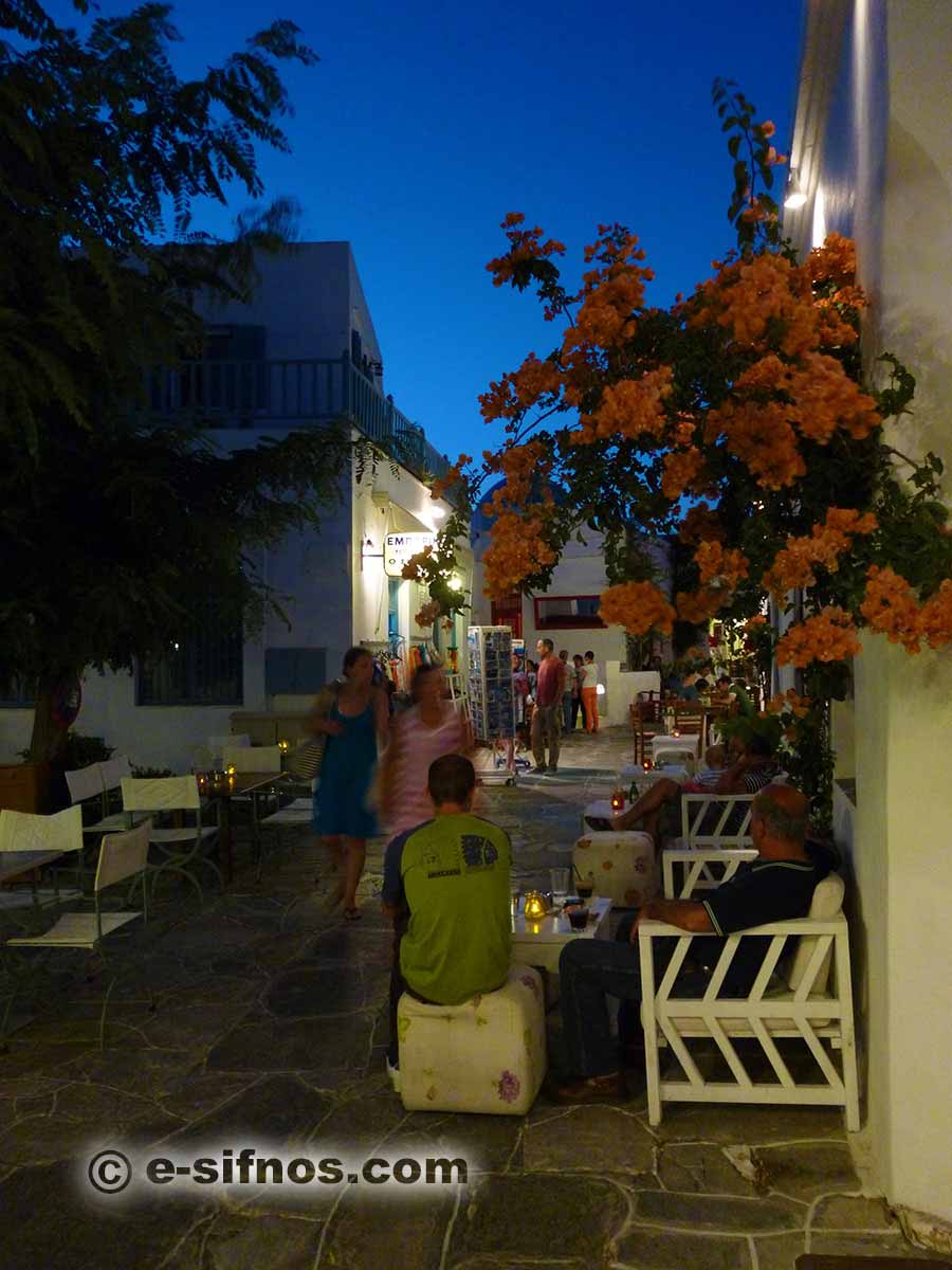 Photographie de nuit de l'allée d'Apollonia