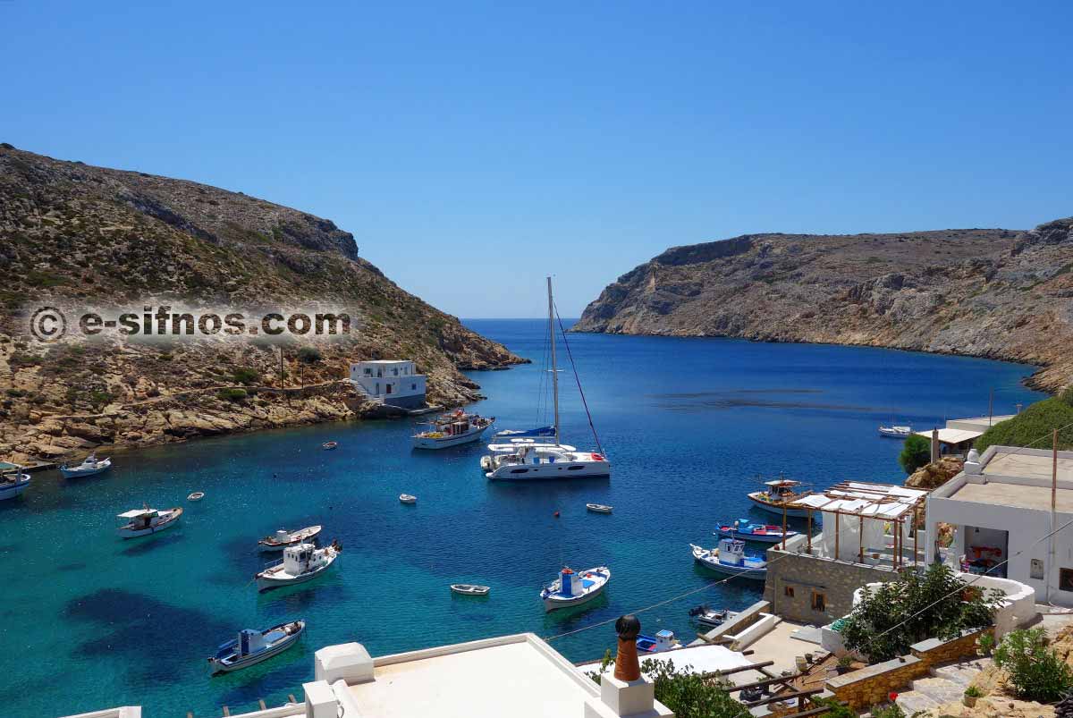 Bateaux de pêche traditionnels et un bateau à voile en Cheronissos