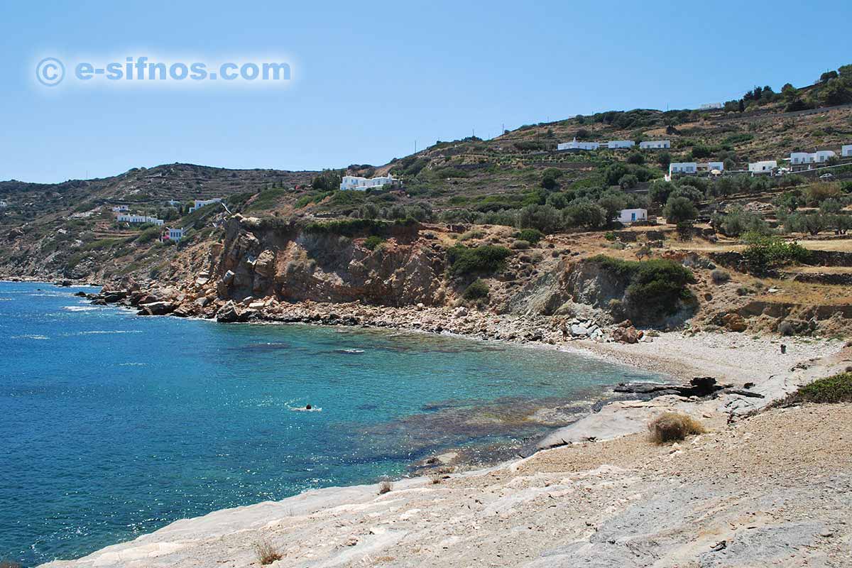 La plage Saoures prochaine à Chrissopigi