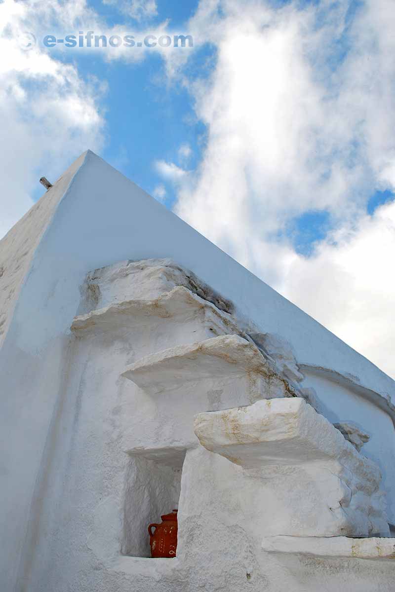 Escalier extérieur dans une vieille maison en Exambella