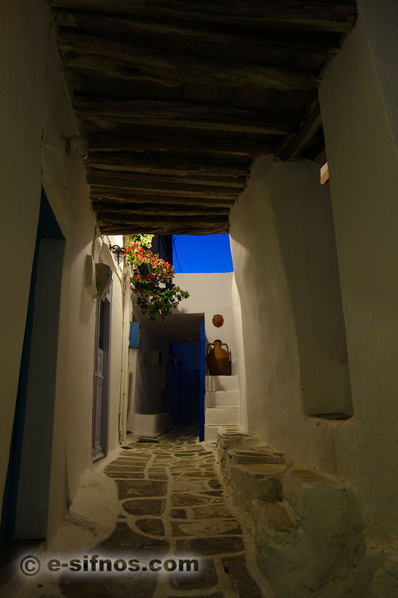 Marcher dans les ruelles de Kastro