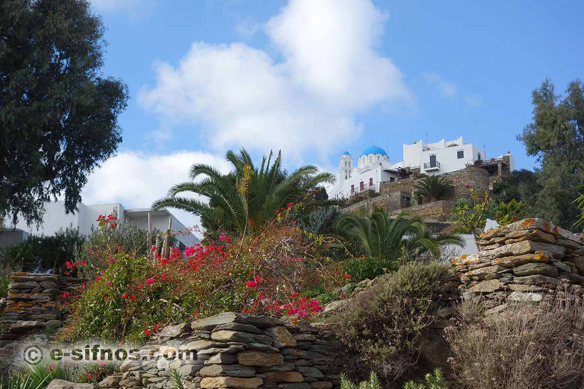 L'église d'Agios Ioannis à Pano Petali, comme on le voit d'Apollonia