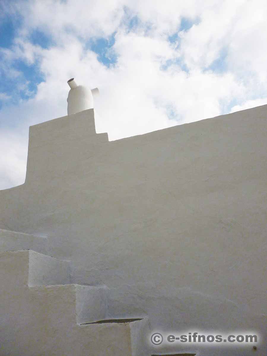 Blanc cheminée en céramique (flaros) à Pano Petali
