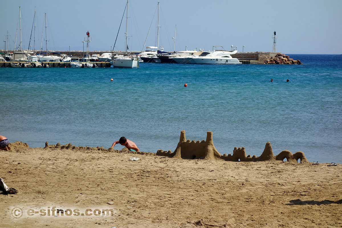La plage de Platis Gialos