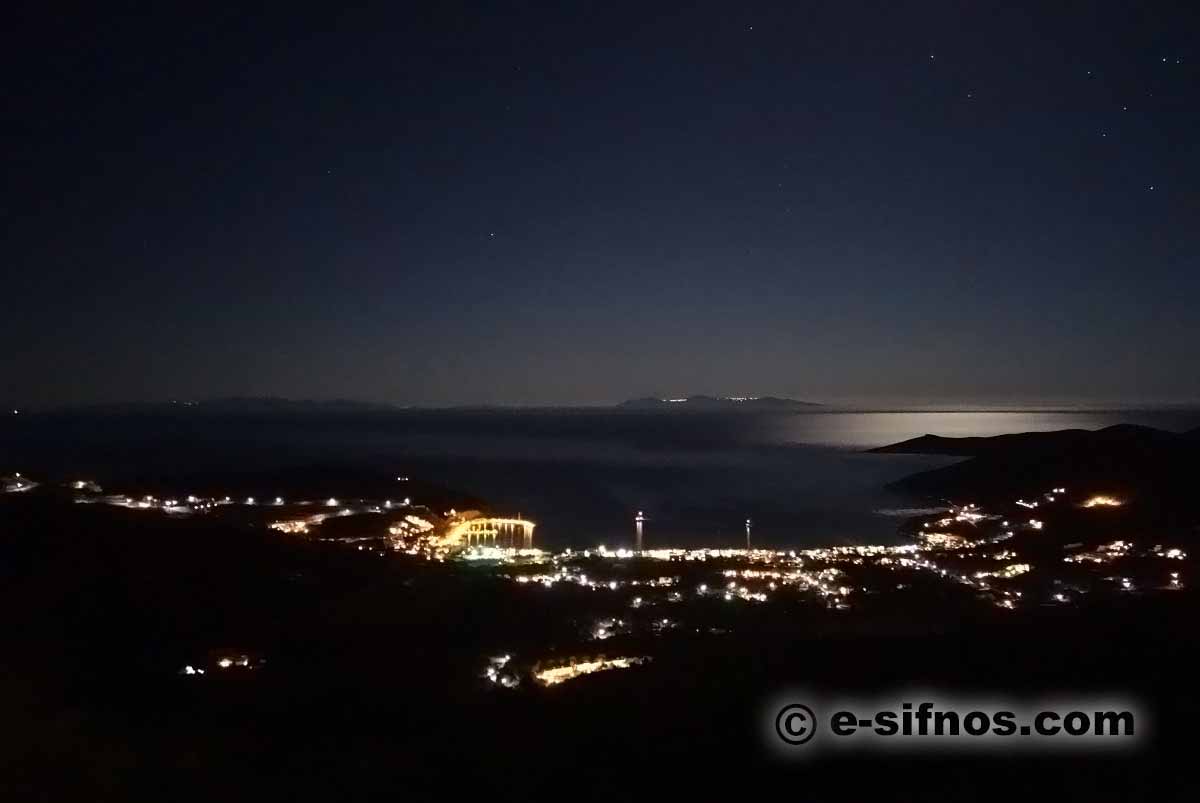 Le golfe de Platis Gialos la nuit