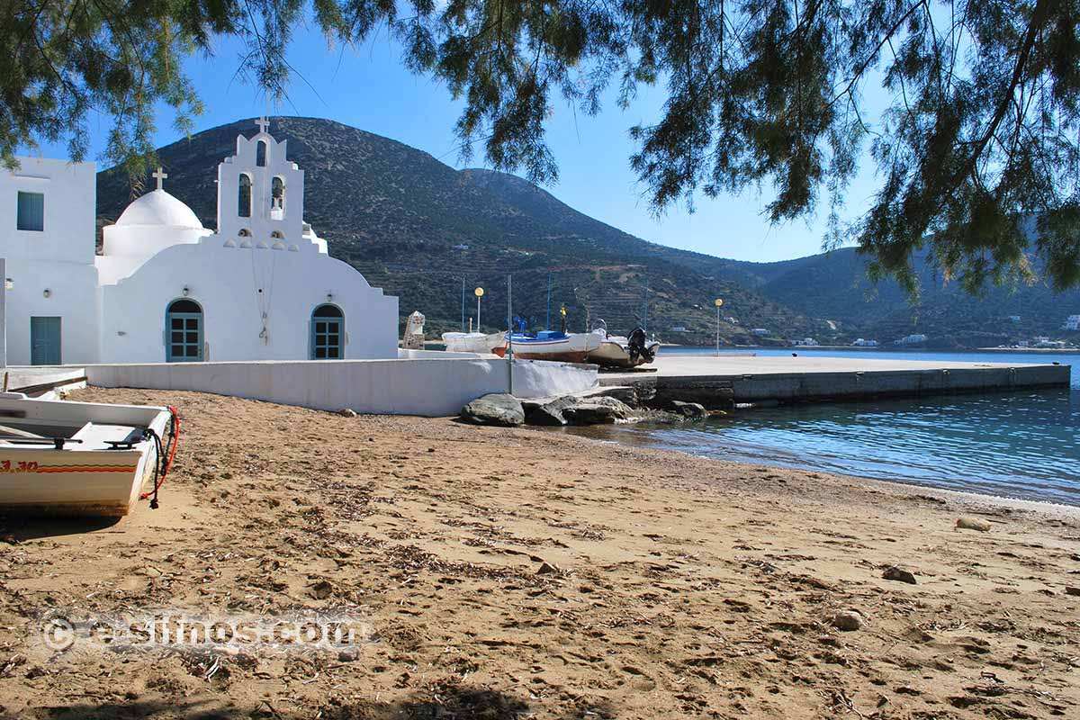 plage de Vathi et l'église de Taxiarhis à Sifnos