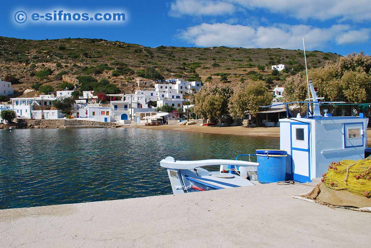 La plage après l'église de Taxiarchis à Vathi