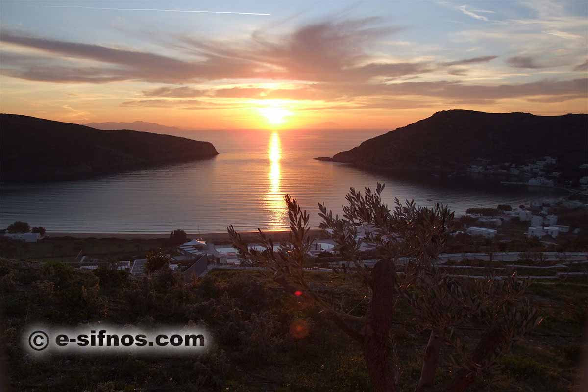 Le soleil se couche dans le golfe de Vathi
