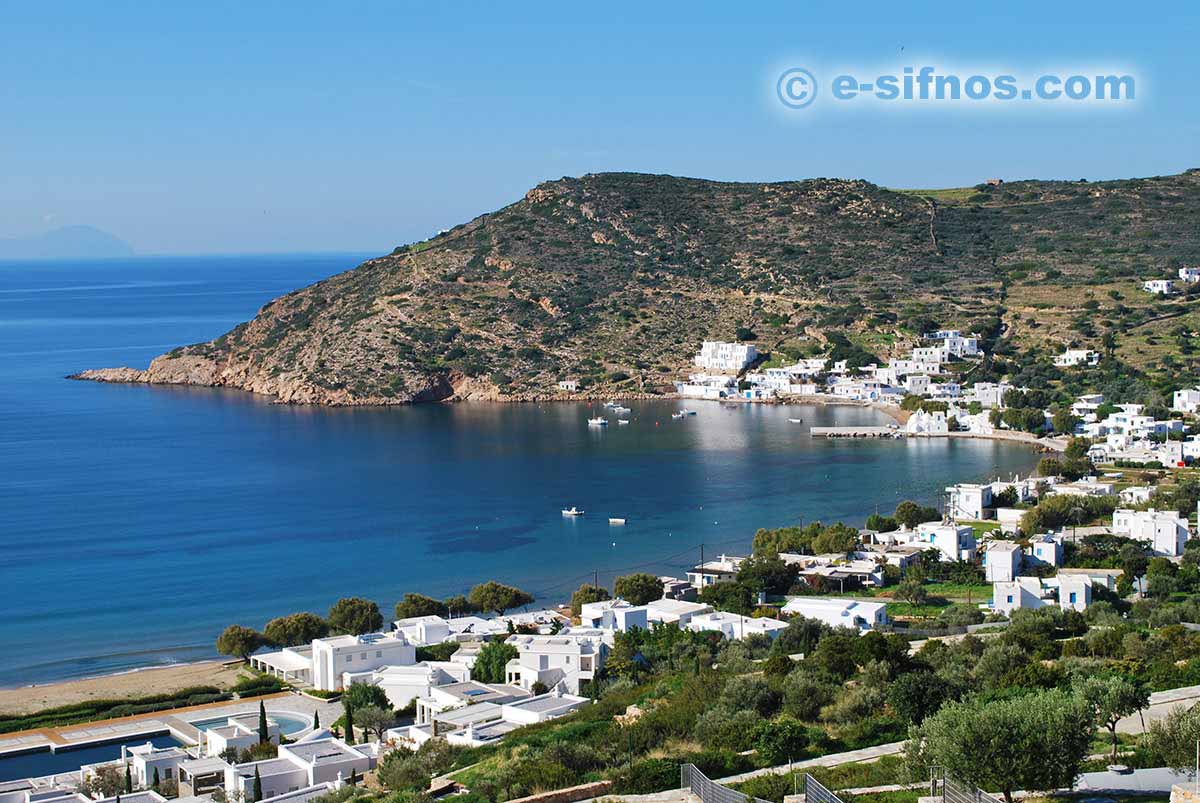 Une partie de la plage de Vathi et l'église de Taxiarchis