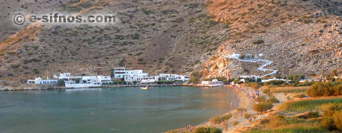La chapelle d'Agia Marina et la plage de Kamares