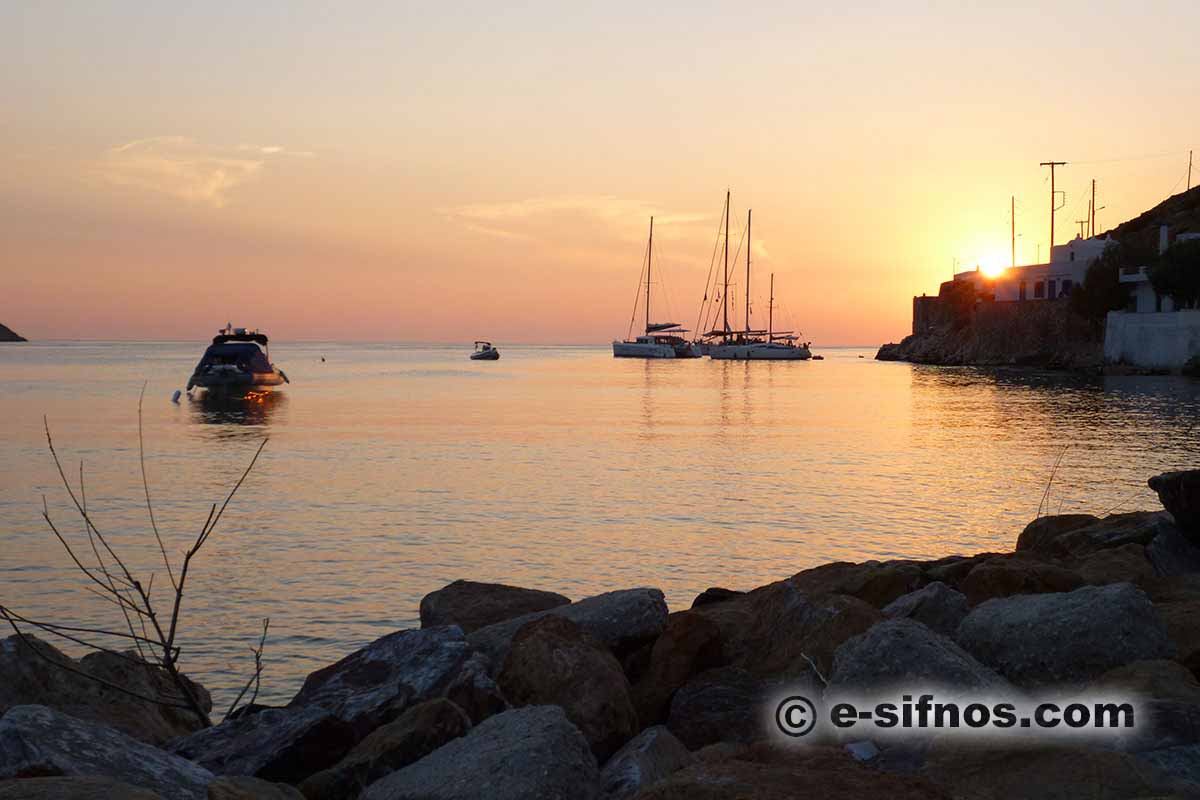 Le soleil se couche dans le golfe de Kamares