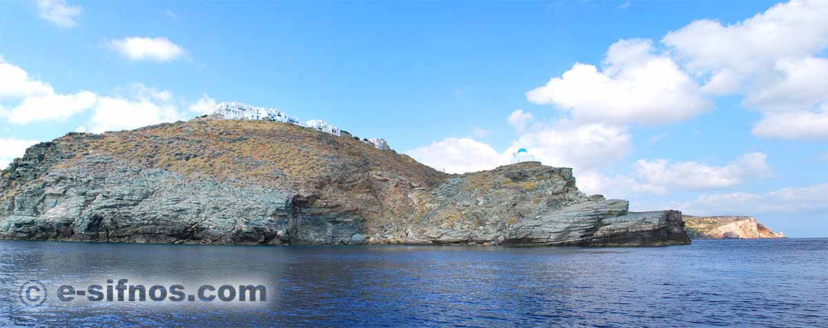 Le village de Kastro et l'église 7 Martyres, de la mer