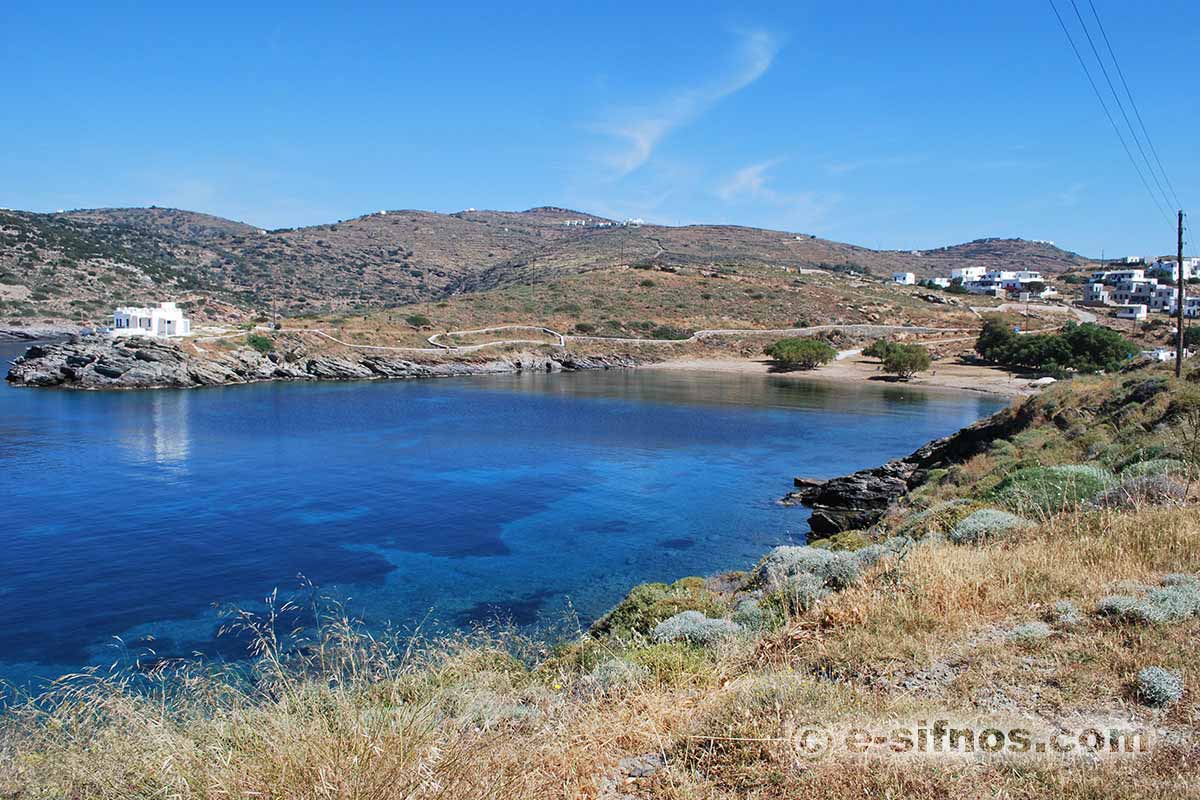 La plage de Fassolou de la route qui mène au monastère de Stavros