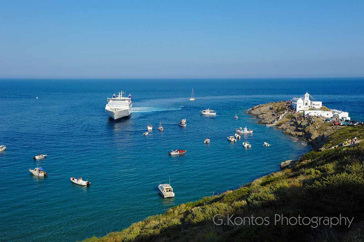 Arrivée de la sainte Icône de Chrysopigi au rocher sacré et transfert en bateau