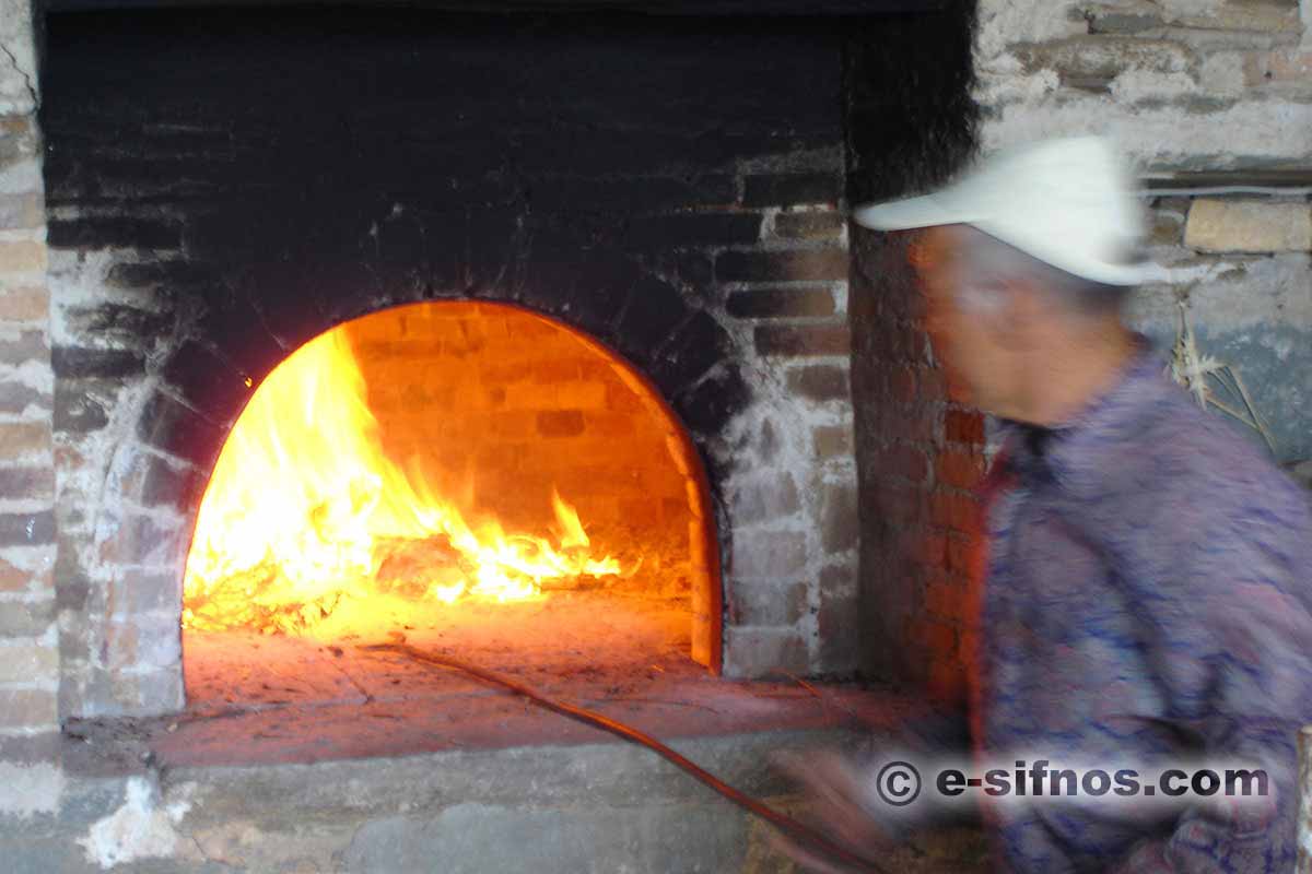 Préparation du four à bois pour le mastelo à Pâques à Sifnos