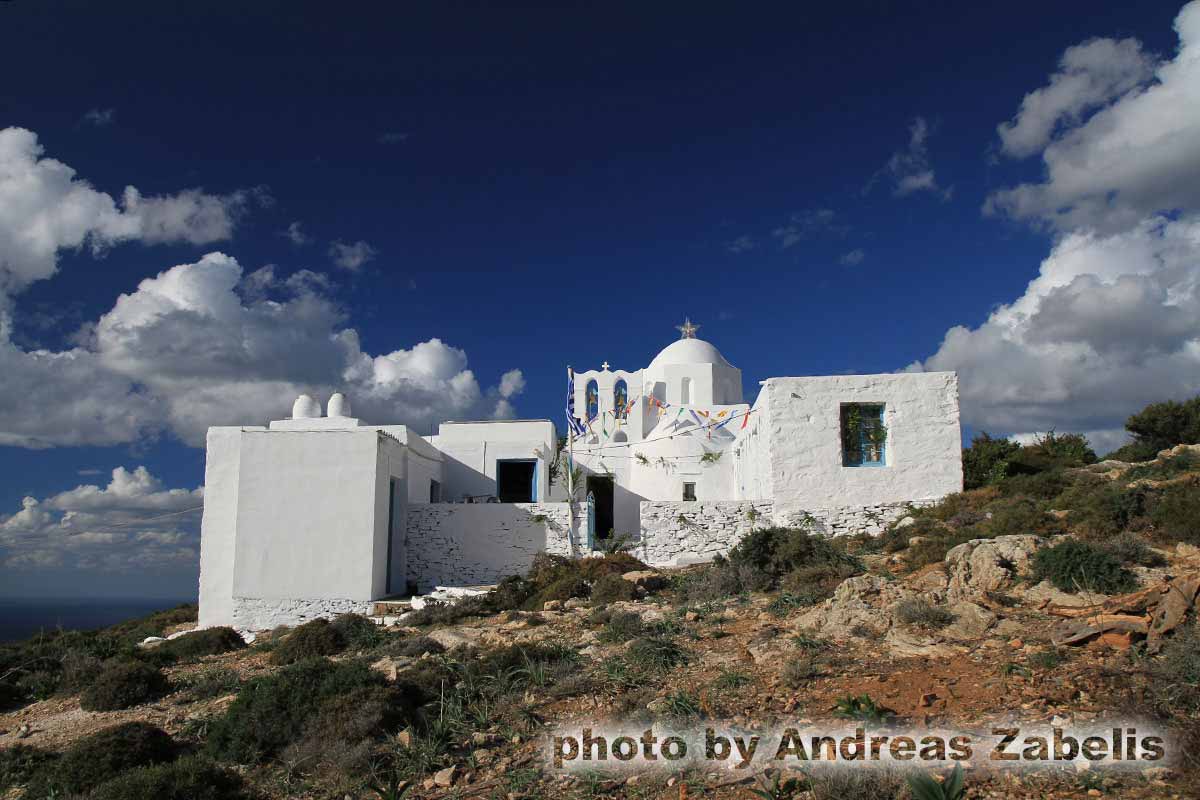 La chapelle d'Agios Nikolaos t’Aerina à Sifnos, décorée pour le festival