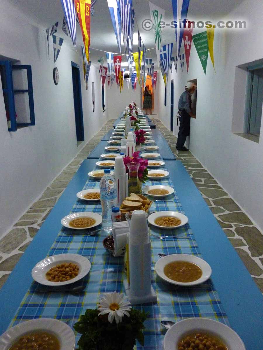 Soupe de pois chiches est servi à la fête de Stavros à Faros