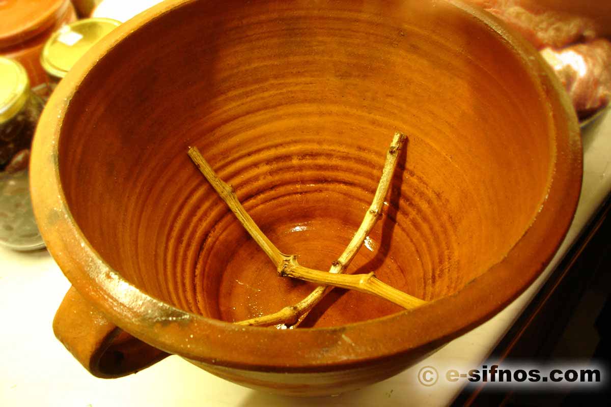 Mastelo traditionnel en pot d'argile à Sifnos