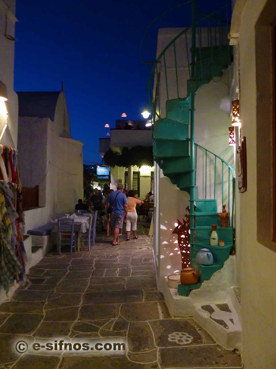 Ruelle commerçante à Apollonia, Sifnos