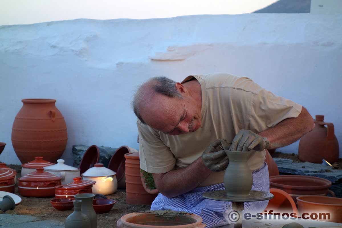 Potier façonnant un vase en céramique