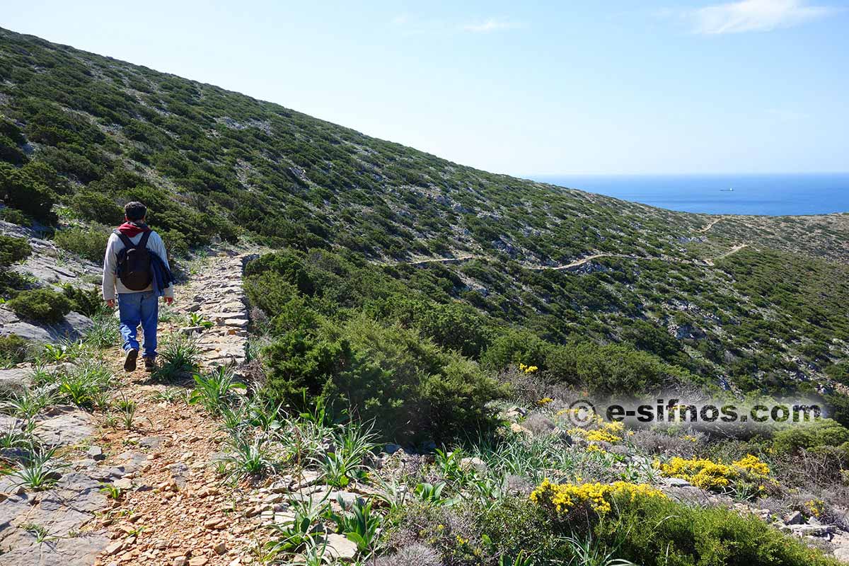 Le sentier qui mène à la chapelle de Ai Nikolas dans Cheronissos