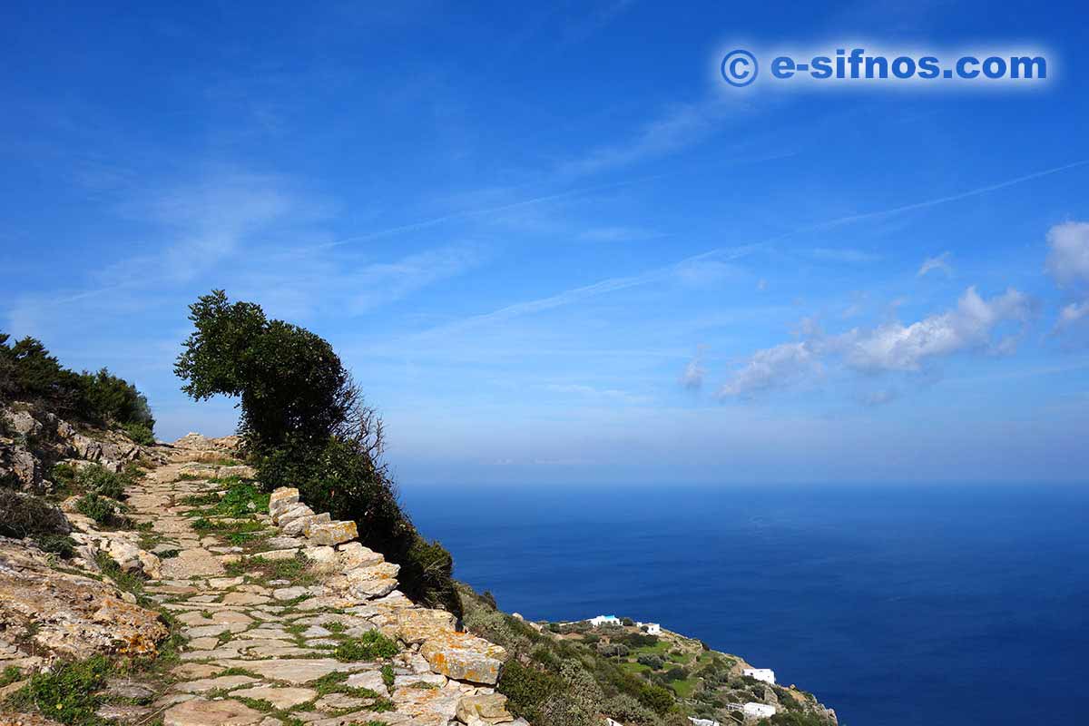Le sentier de Artemonas à l'église Panagia Magana