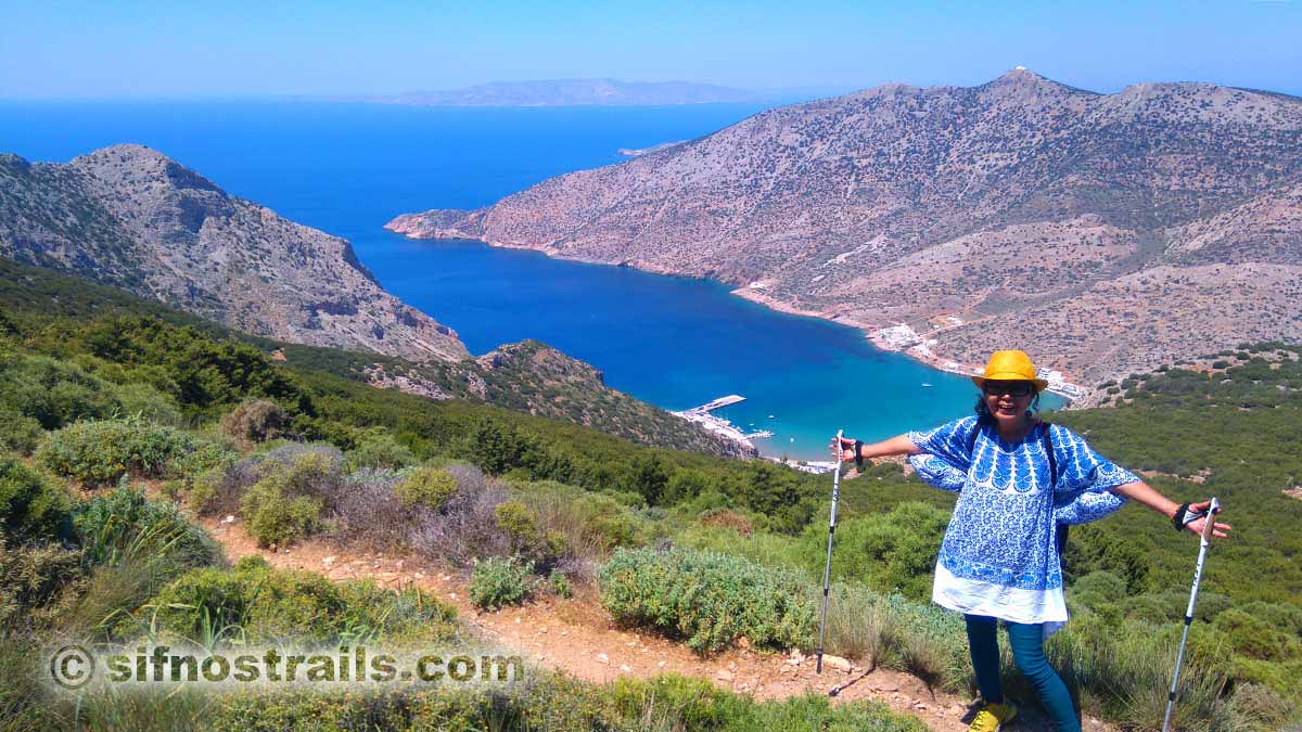 Suh Myong Sook marchant sur les sentiers de Sifnos