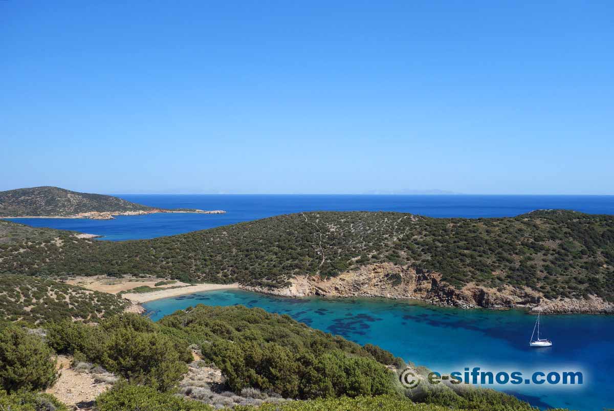 La plage de Fikiada comme on le voit à partir du chemin